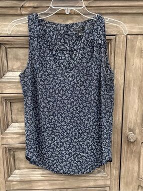 EUC Women’s Petite ANN TAYLOR Navy Blue Floral Sleeveless Blouse (Small Petite)